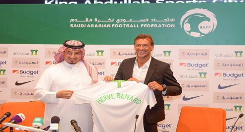 غياب هيرفي رينارد عن لقاء السعودية وكولومبيا بسبب وعكة صحية